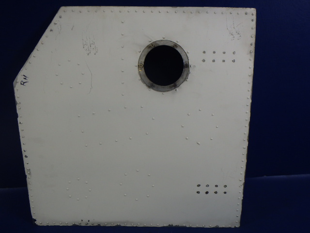 0826000-40 Cessna - DOOR - RH WHEEL WELL